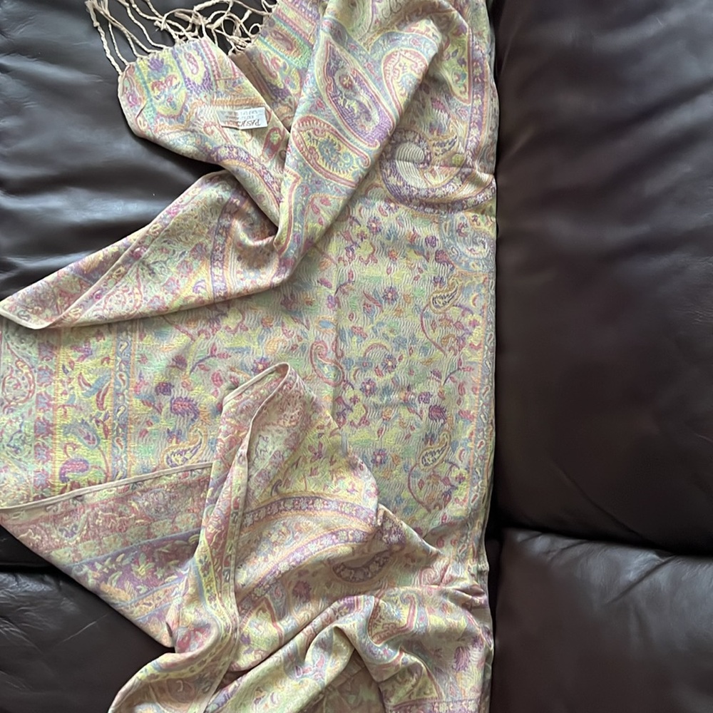 100% SILK AND CASHMERE, Paisley Patterned Scarf with Fringe AUTHENTIC NWT - Picture 3 of 4